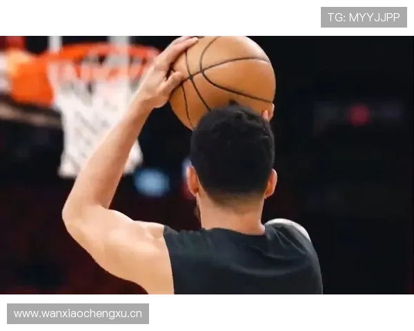 布克无球跑动频繁提升队友投篮空间拉开防守整体效率